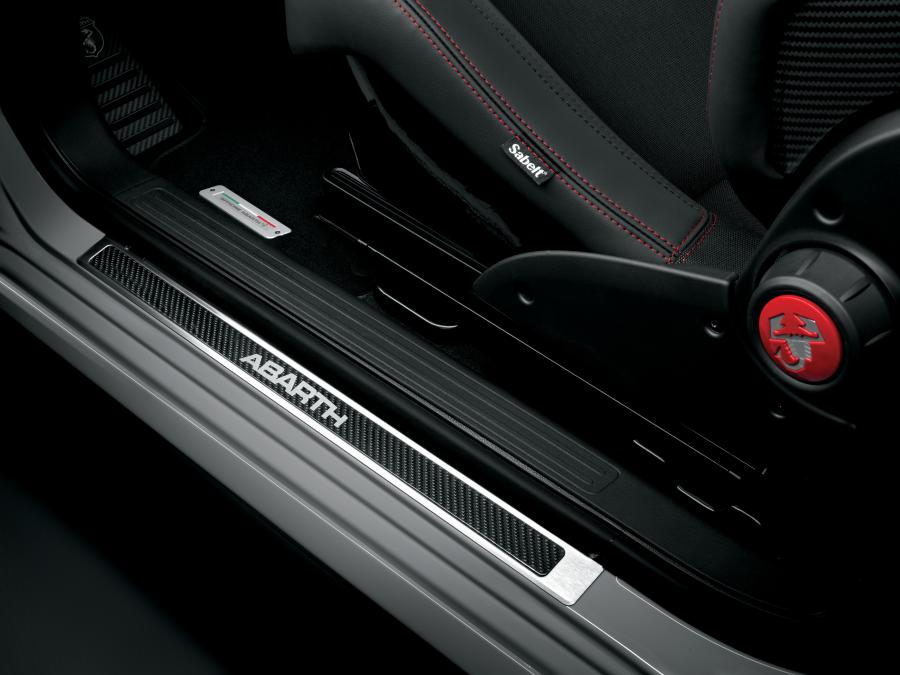 Детали интерьера Abarth 595 esseesse (312) 2019 года  (WW) (фото 34 из 44)